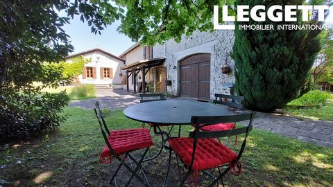 A21055ASO16 - Beautiful and quiet situation for this spacious property located at 30 min from Angoulême and on the border of the Dordogne. It consists of a pretty stone house with kitchen opening onto a spacious living room, 5 bedrooms including a ma...