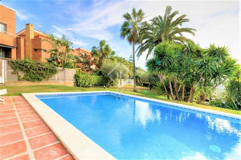 In Via Augusta we find this wonderful family single-family house with sea views. Without giving up the city and the quality of life it provides, from the surroundings of Platja Arrabassada. Lucas Fox exclusively offers this luxurious single-family ho...