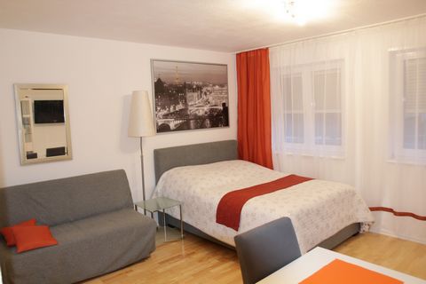 *deutsche Version steht unten* Apartment Paris The apartment is very central, only about 200 meters from the main street or from the pedestrian zone, but very quiet in the Tempo 20 zone. Cafés, bakeries, shops are in the immediate vicinity. The bus s...