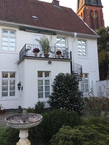 The apartment approx. 102m2 (4 rooms) is located on the 1st floor in a listed building. Situated in the historical centre of Haltern, it offers ideal opportunities to reach the many cosy restaurants and sights on foot. The large church square and the...