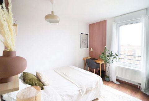Discover this pretty room of 11 m ² to rent in a very beautiful apartment of 78 m ² all equipped! It is in the center of Lille that this room is located with a sober beige decoration, raised of pinkish tints. It has two distinct spaces: a night and a...