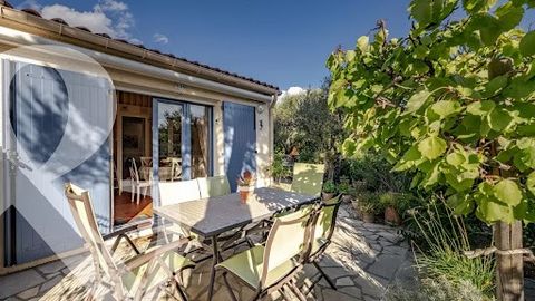 This cosy pied-à-terre is an absolute little gem, full of charm. Well located in the sought-after village of Maussane les Alpilles and just a short walk from the centre and all amenities, the mazet offers a welcoming living space of just under 30m² c...