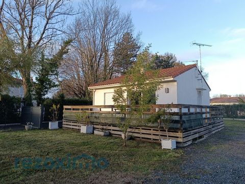 REZOXIMO offers you Exclusively in the town of Medis (17600) at the gates of Royan (17200) and Saint Georges de Didonne (17110) a F3 type house. This detached single-storey house consists of: Entrance, open fitted and equipped kitchen area, bright li...