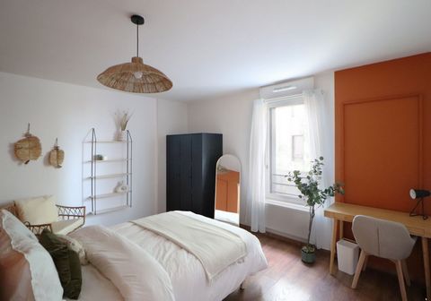 Discover this contemporary room of 14 m² ! Rented fully equipped, it is in an 80 m² apartment in coliving, in the heart of Lille, that it is located. This refined room with orange and white decoration has two spaces: a night space and a furnished wor...