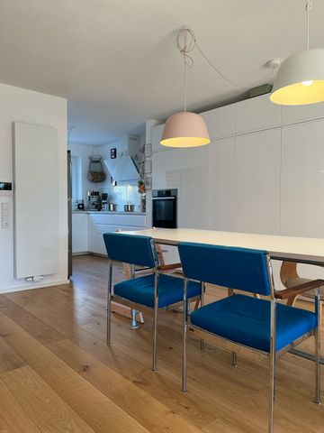 We are renting out a beautiful townhouse in Ulm-Söflingen.Well connected to the city center and close to the nature. On the ground floor we have the Kitchen with an open dinning and living space, guest toilet and access to a little garden. On the fir...
