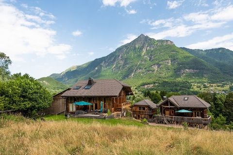 Set in the heart of a pretty hamlet in Châtillon-sur-Cluses, this unique country property is surrounded by nature, yet within easy reach of Haute-Savoie’s major ski areas (Grand-Massif and Portes du Soleil). It comprises a fully renovated farmhouse, ...