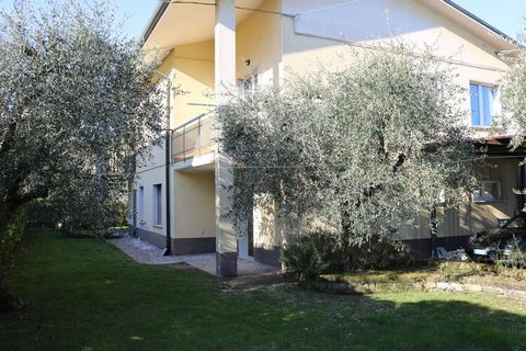 Nearby the lake. Beautiful and spacious apartment on the first floor of a detached villa in a very central position, 1 km from the historic center of Lazise. The strong point of the property are the outdoor spaces: large garden with trees immersed in...