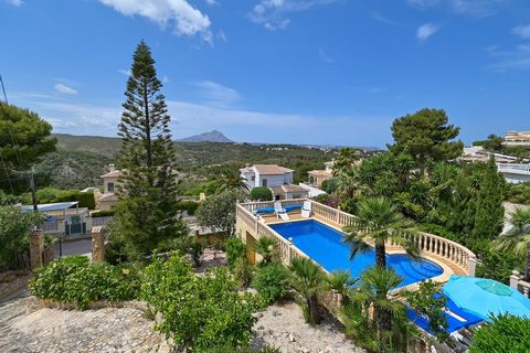 Grande villa confortable avec piscine privée à Javea, Costa Blanca, Espagne pour 8 personnes. La maison de vacances est située dans une région balnéaire et résidentielle. La villa a 4 chambres à coucher et 2 salles de bain, réparties sur 2 étages. Le...