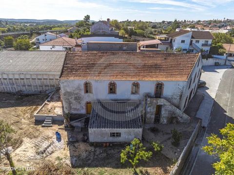 Centennial house with land in the village of Lamarosa next to the railway station. A few kilometers from the city of Tomar and the city of Torres Novas, with the A1 and A23 just a few minutes away Energy Rating: E Energy Rating: E