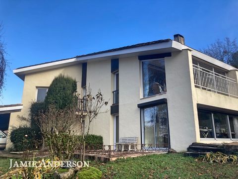 Magnificent 'Maison D'architecte' built in 1980 and carefully restored to today's taste. It's a real pleasure to offer you this beautiful family home with its blend of contemporary and traditional, perfectly balanced, and ideally situated on the hill...