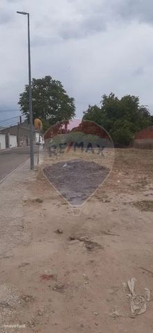 For sale Urban Land located in Benfica do Ribatejo for construction of housing. Tarred street, near the main road and commerce. Area: 301.50mt2 Implantation Area: 135mt2 Gross Construction Area: 240mt2 Gross Dependent Area: 30mt2