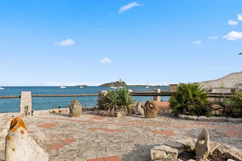 Italia Luxury Property, bietet seinen ausgewählten Kunden eine Möglichkeit, Exklusives Anwesen mit direktem Zugang zum Meer, gelegen in der malerischen der schönen Strände von Pula, im Süden Sardiniens, flankiert von der Renommierte Luxushotels. Eleg...