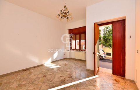 PARABITA - LECCE - SALENTO A few minutes from the center of Parabita, in an area full of services, we offer for sale an independent apartment of approx. 120 sqm located entirely on the ground floor with a small rear outdoor space and a large cellar. ...