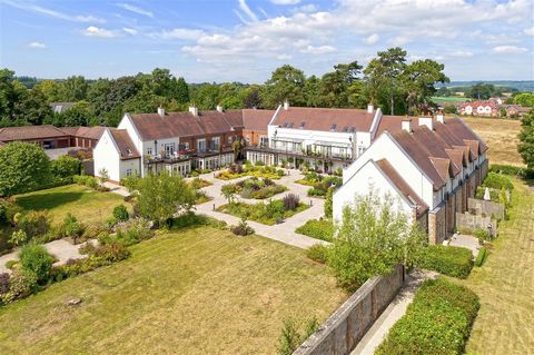 £550,000 - £600,000 Guide Price. Desirable three bedroom mews style residence. Idyllically nestled in 12 acres of communal gardens & parkland. Award-winning market town location. Three generous reception rooms to include sun room. Principal bedroom w...