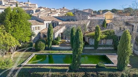 Located in the unspoilt village of Murs, this exceptional property offers a unique experience combining old-world charm and contemporary luxury. Set in approx. 1,700 m² of enclosed grounds, with a 14x4.5 m outdoor swimming pool and pool house, the re...