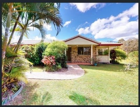 Cette belle unité de deux chambres est située dans un cadre idéal parmi Cooloola Waters Retirement Resort. Faisant partie d’un duplex, la perspective est superbe avec une limite d’arbres et des vues actuelles sur l’estran. Un salon et une salle à man...