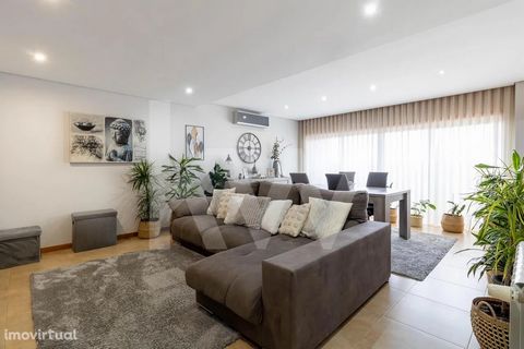 KW Alfa presents this spacious 4 bedroom apartment (2 suites) in Vila Praia de Âncora. In addition to its 147M2, this property also has 38M2 of storage and parking space. With sea views and two fronts (east and west), we have a central heating system...