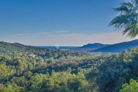 Sole Agent - Between Cannes and Grasse - This magnificent property, in absolute calm, not overlooked, composed of a main villa of approximately 230m² of living space and a guest house of approximately 70m², is built on a plot of land of 7,000 m² with...