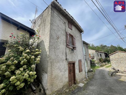 COMPLEJO INMOBILIARIO EN LA MONTAÑA Ubicado en la aldea de Planol en Brassac, este complejo consta de una casa para renovar, 2 casas apostadas fuera del aire fuera del agua (para estar conectadas o no), un garaje, un granero con una parcela de 500m² ...