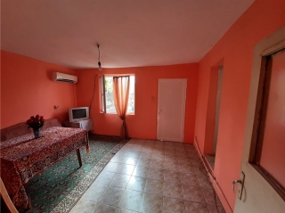 Price: €11.500,00 District: Vratsa Category: House Area: 100 sq.m. Plot Size: 1400 sq.m. Bedrooms: 2 Bathrooms: 1 Location: Countryside Old rural property with house, garage, barn and plot of land located in a big village near river 60 km away from V...