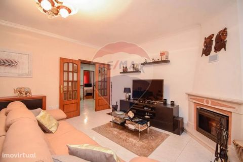 Very bright 3 bedroom apartment, with a fantastic area and in excellent condition, located in a very quiet area on Encosta do Sol, Amadora. The apartment has a total area of 110 m2 and consists of: Living room with fireplace, which allows the divisio...