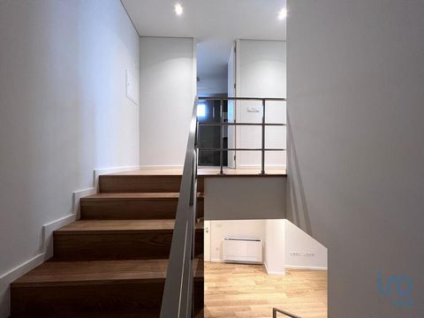 Apartamento T2, localizado na prestigiada área da Foz do Douro, apresenta um design único, proporcionando um ambiente moderno, acolhedor e muito funcional. Os detalhes reflete-se em todos os materiais contemporâneos e minimalistas utilizados, enquant...