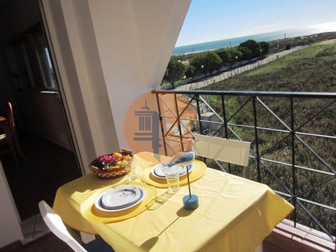 Appartement à Manta Rota, Praia da Lota, à louer d'octobre à mai. Cette propriété est située à 200 mètres de la magnifique plage de la Lota, composée de 1 chambre, 1 WC, 1 salon avec vue sur la mer, 1 cuisine entièrement équipée. C'est au deuxième ét...