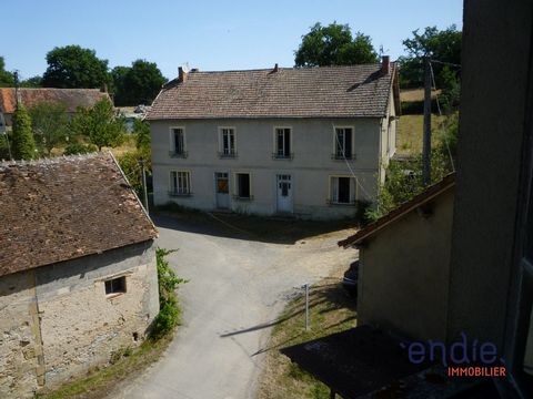 For sale country house on a plot of about 1118 m² close to all amenities. Terraced house on two levels on one level on the ground floor, hallway, summer kitchen, bedroom, shower room, toilet, laundry room, cellar and outbuilding. Ground floor, kitche...