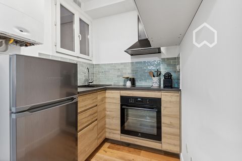 Come stay in this charming, fully renovated two bedroom apartment that is a five minute walk from historic Montmartre - one of the most authentic and beautiful areas in Paris. This confortable apartment can host up to six people, and a pack and play ...