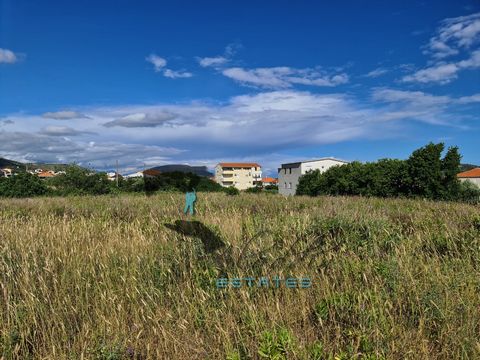 A very generous building plot in Trogir on a slightly elevated position. It is characterized by a very gentle slope and is extremely suitable for excavations and construction, is well road connected and of relatively regular shape. It has accessible ...