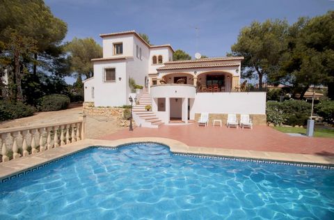 Grande villa confortable avec piscine privée à Javea, sur la Costa Blanca, Espagne pour 8 personnes. La villa est située dans une région côtière et résidentielle. La villa a 4 chambres à coucher et 2 salles de bain, réparties sur 3 étages. Le logemen...