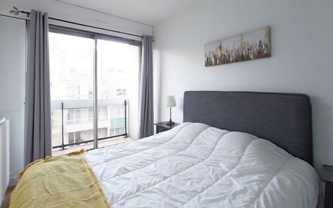 Located on the 4th floor of a quiet, secure residence, close to the Cathédrale de la Major and the Terrasses du Port, enjoy a pleasant stay in this modern, cosy flat ideal for 6 people in Marseille. The living room comprises a lovely, bright lounge w...
