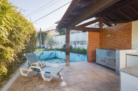 Property ID: ZMPT563462 Corner villa, with one suite and two bedrooms with terrace, in Rua das Uveiras, near ALDI in Nespereira, with the following characteristics: - House with a total gross construction area of 308 m2; - Plot with an area of 456 m2...