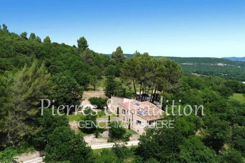 Out of sight, in a beautiful countryside of the Luberon, this property is located near the village of Saint Martin de Castillon. Formerly an agricultural farm, it has benefited from renovation work carried out with the greatest respect for Provençal ...