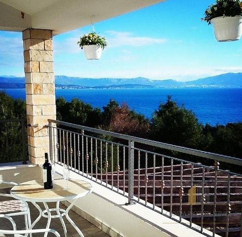 Apartment house in an excellent location 150 m from the sea in the village of Rogač, on the picturesque island of Šolta. Šolta is known for its untouched nature, picturesque bays and crystal clear sea. Despite its natural isolation, the island is wel...