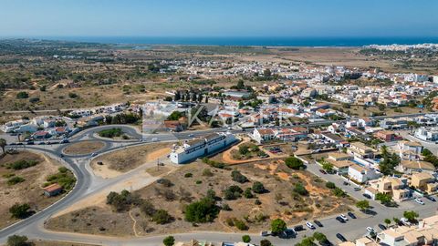 This plot allowing the construction of a two-storey villa inserted in urban development is very centrally located, just a short distance from Zoomarine and a short drive from various beaches, the AlgarveShopping Centre and Salgados and Amendoeira Gol...