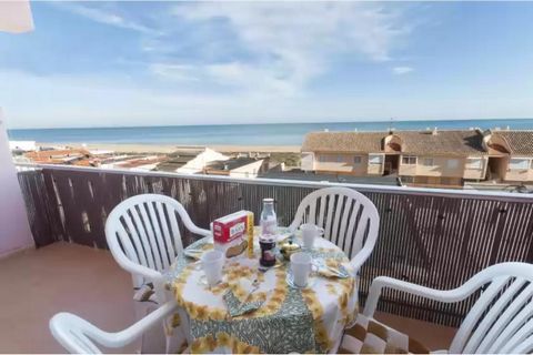 This nice sea view apartment in a quiet zone in Playa de Xeraco is just perfect for 6 people looking for beach holidays. Have a coffee on the small terrace and enjoy wonderful sea views. In the afternoon, have a nap on the sofa in the cosy sitting-di...