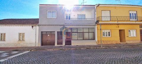 House with 3 floors and/or independent rooms, located within the urban rehabilitation area of the town of São Bartolomeu de Messines, and possibility of request for this support until the end of March 2024. On the ground floor, this house has a T1, w...