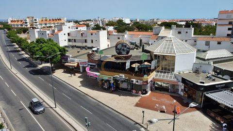 Bar / Restaurant in the heart of Oura in Albufeira ready to open. Next to the famous Oura traffic lights, a place of excellence due to its central location. Fully equipped and renovated, it has a fantastic terrace facing Avenida dos Descobrimentos. F...