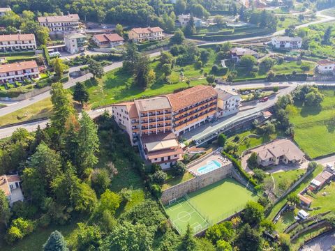 Located in the enchanting San Zeno di Montagna, with breathtaking panoramic views of Lake Garda, this hotel offers a one-of-a-kind experience. The 59 rooms promise comfort and relaxation, while the spectacular swimming pool allows guests to immerse t...