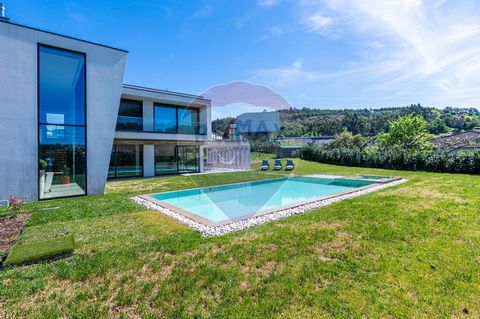 Description 4 bedroom villa for sale in Guimarães! This fantastic villa offers: • 4 complete suites to ensure the comfort of the whole family and an office with a library on the mezzanine to ensure privacy and tranquility for work or study; • A large...