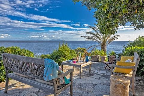 Début Cap Corse, à deux pas de la superbe plage de sable de Pietracorbara et à dix minutes d'Erbalonga, cette magnifique propriété au charme inouï avec sa Maison d'Architecte vous envoûtera et vous dépaysera. La maison sise sur un terrain de 2 700 m²...