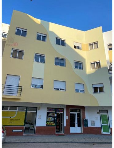 Shop for sale in the Center of Alcochete The shop is rented for 700 euros. Recently renovated! Layout in Open Space, with a living room, kitchenette and two bathrooms. It has two entrances, one to the main street and the other to a quiet pedestrian s...