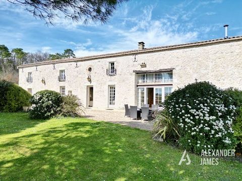 A very attractive, tastefully renovated country house in an idyllic setting close to the prestigious Chateau des Vigiers Golf resort in the sunny 'Golden Triangle' between Bordeaux and Bergerac (both of which have international airports). Set on two ...