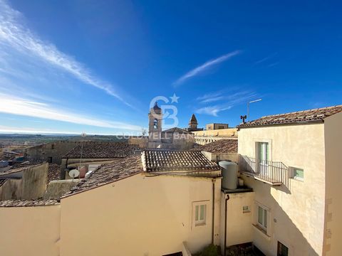 Noto, Via Cavour: We offer for sale, in the historic centre, two bright and spacious residential units located respectively on the ground floor and first floor of a small flat building. On the ground floor we find the first apartment, consisting of a...