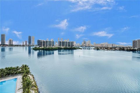 This sensational residence features 3 bedrooms plus staff quarters and 4.5 bathrooms with breathtaking, unobstructed water views. The desirable flow-through floorplan is designed for the utmost privacy, while maximizing entertainment spaces. Features...
