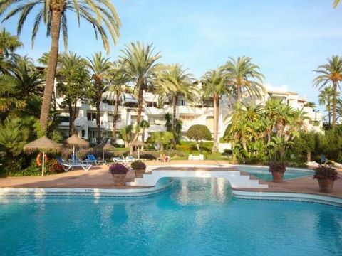 Located in Estepona. Nice 2 bedroom apartment for holidays in Alcazaba Beach, a beachfront complex with 7 swimmingpools, tennis court, restaurant... Close to all amenities. Ideal location. The apartment consists of 2 bedrooms, 2 bathrooms, living- di...