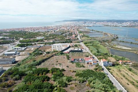4-bedroom house to restore in Cova Gala with a plot of about 6500m2. Approximately 5600m2 in an area of economic activity. Close to the beach, river and salt pans. 5 minutes from Figueira da Foz. Book a viewing now!