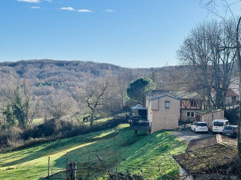 Located less than 15 minutes from Mirepoix, this real estate complex built in 2003, consists of a Type 6 main house of 190m², a Type 2 house of 36m² as well as an outbuilding converted into a 14m² bedroom, located on the quiet at the end of a dead en...