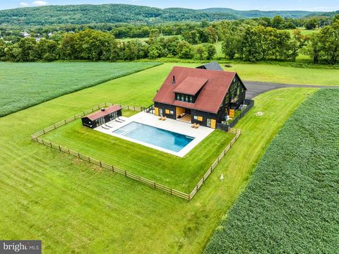 Every detail was considered when it came to bringing this stunning structure to life. A breathtaking blend of farmhouse aesthetics and contemporary modern design make this luxurious Converted Barn with new Pool complete with integrated spa and sun sh...